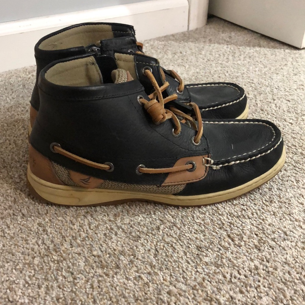 Woman’s sperry hi top shoes